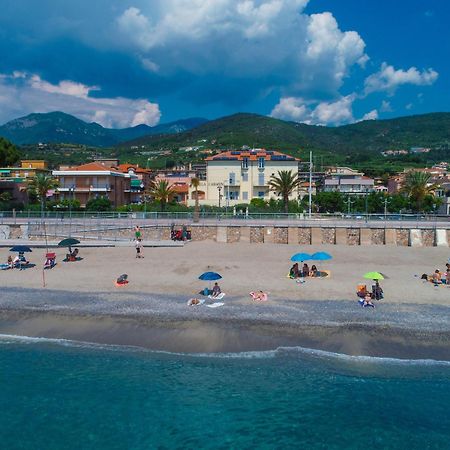 Residence Villa Carmen fronte mare a 50 mt Pietra Ligure Esterno foto