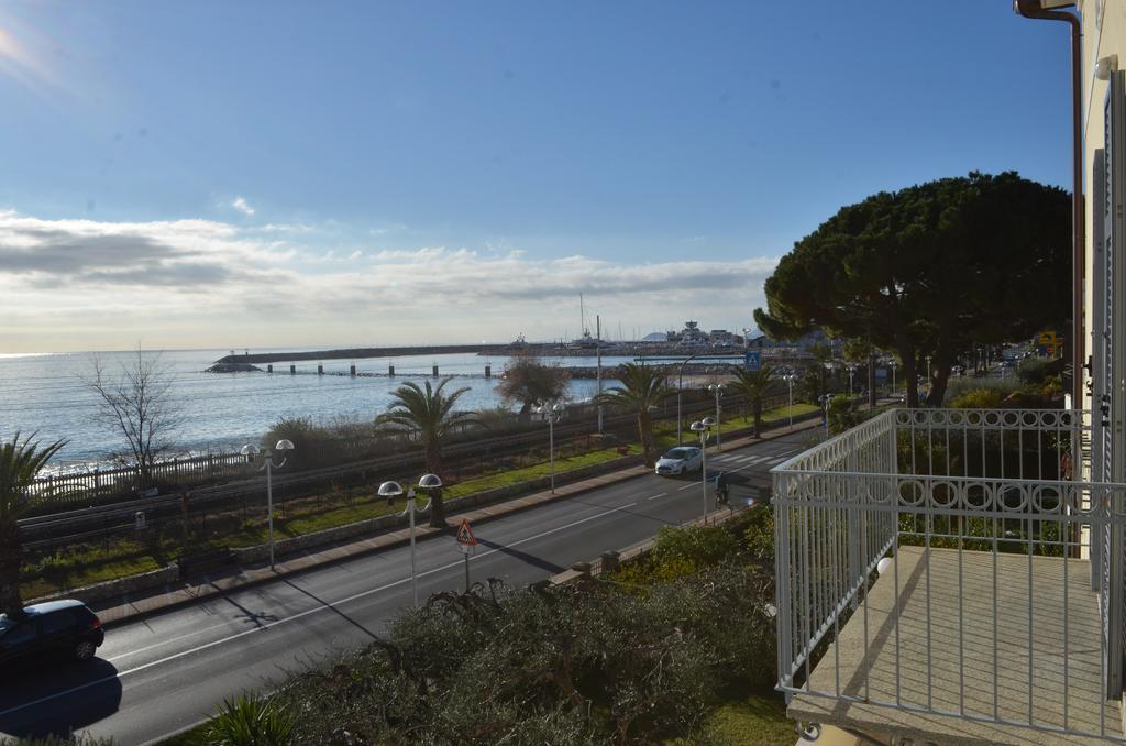 Residence Villa Carmen fronte mare a 50 mt Pietra Ligure Esterno foto