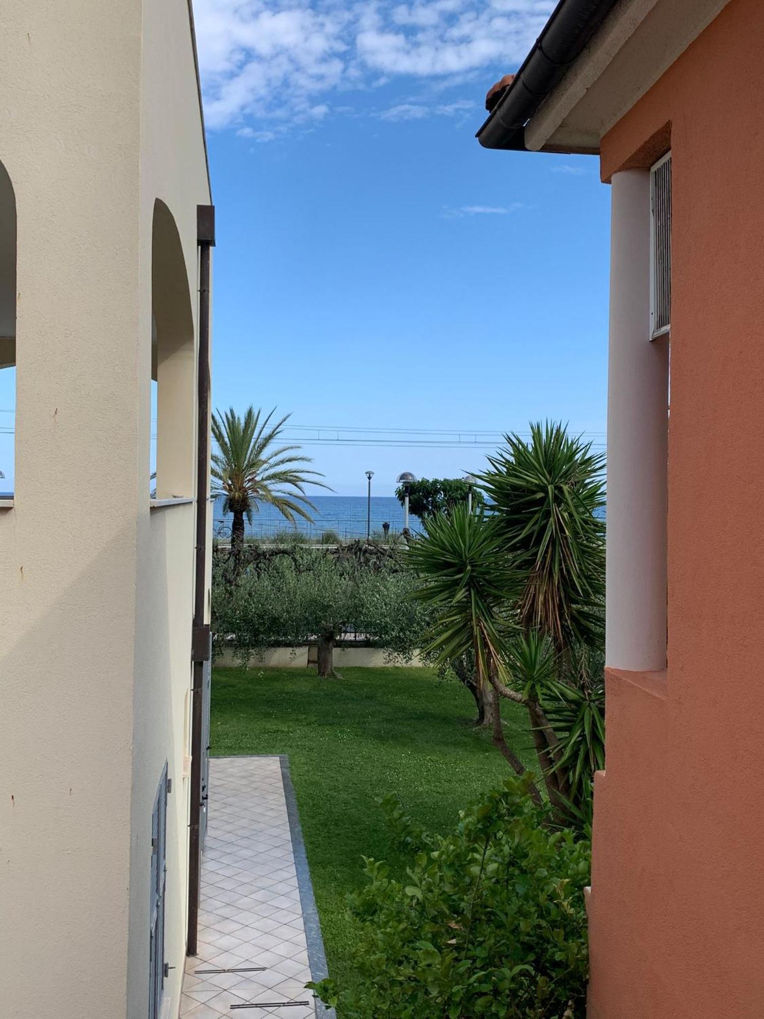 Residence Villa Carmen fronte mare a 50 mt Pietra Ligure Esterno foto