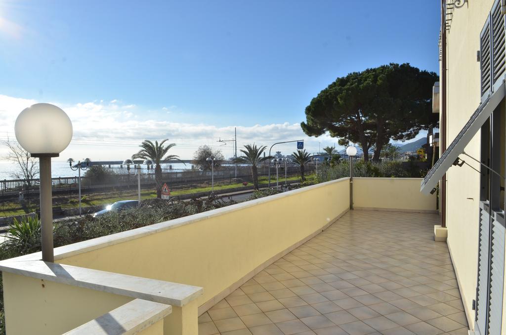 Residence Villa Carmen fronte mare a 50 mt Pietra Ligure Esterno foto