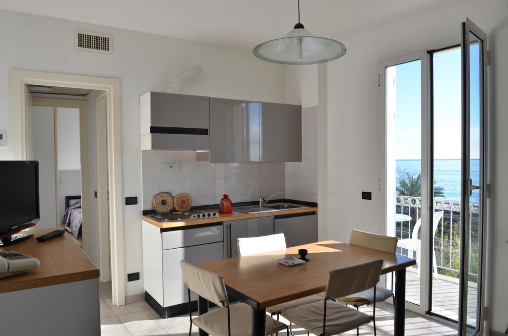 Residence Villa Carmen fronte mare a 50 mt Pietra Ligure Esterno foto