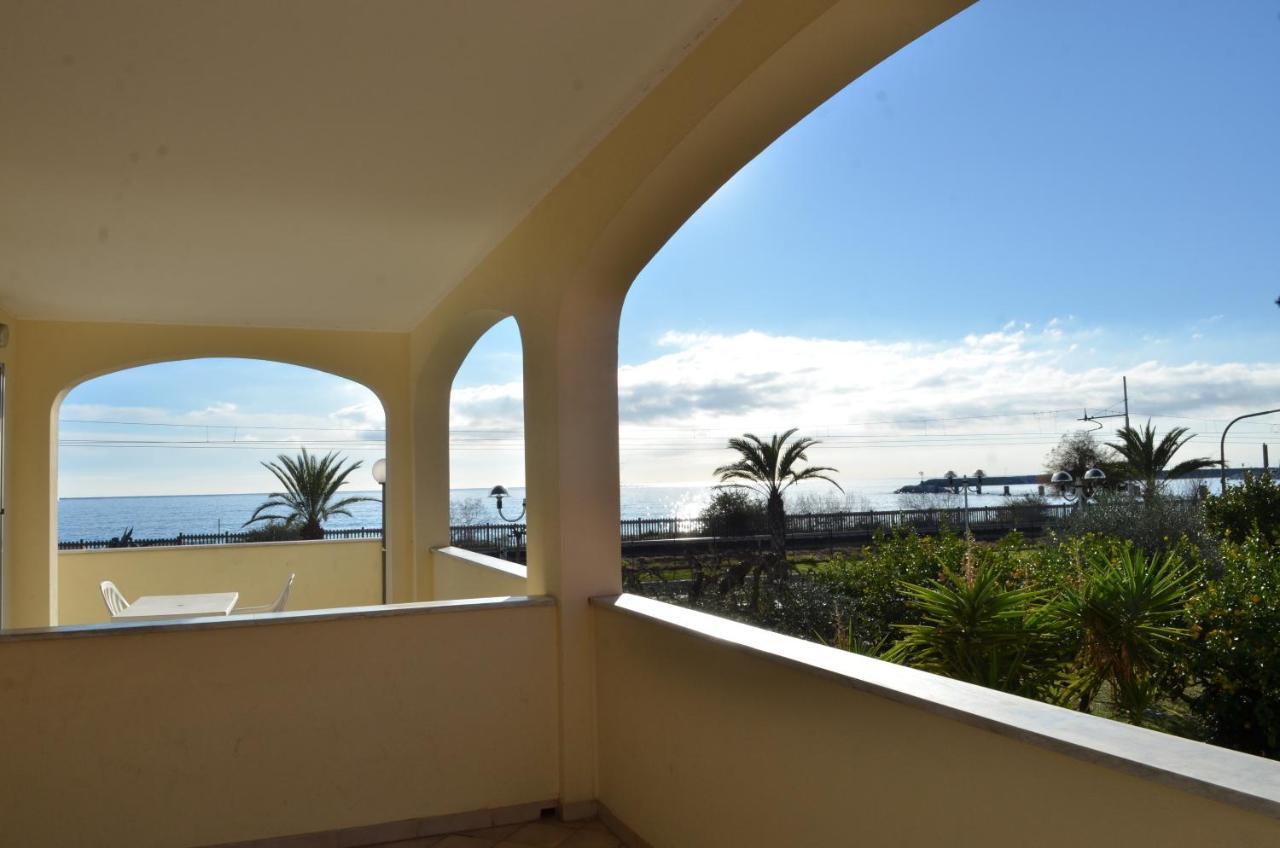 Residence Villa Carmen fronte mare a 50 mt Pietra Ligure Esterno foto
